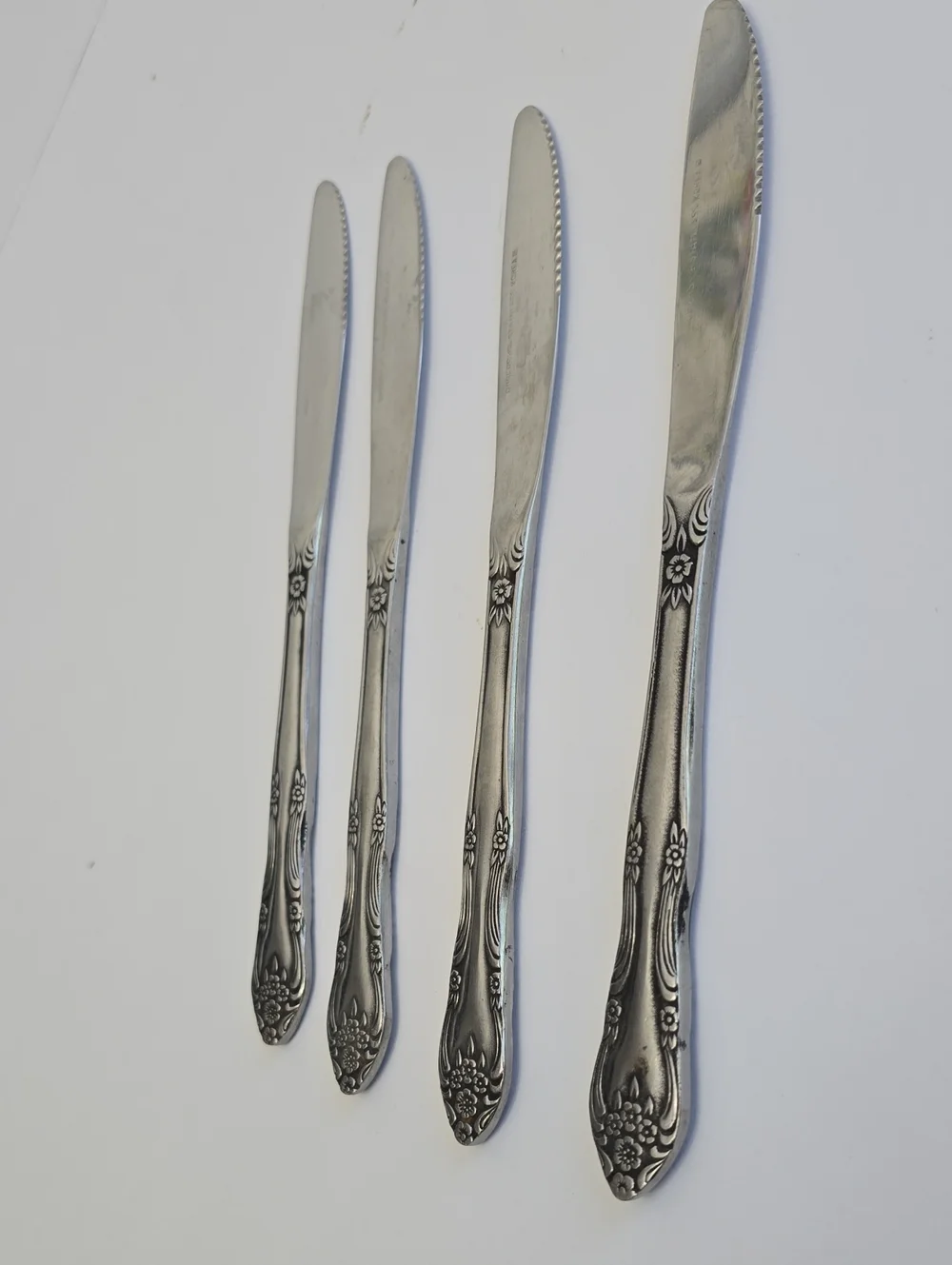 Vintage Rogers & Co Set Of 4 Korea Stainless Knives Floral Alexis 8 3/8